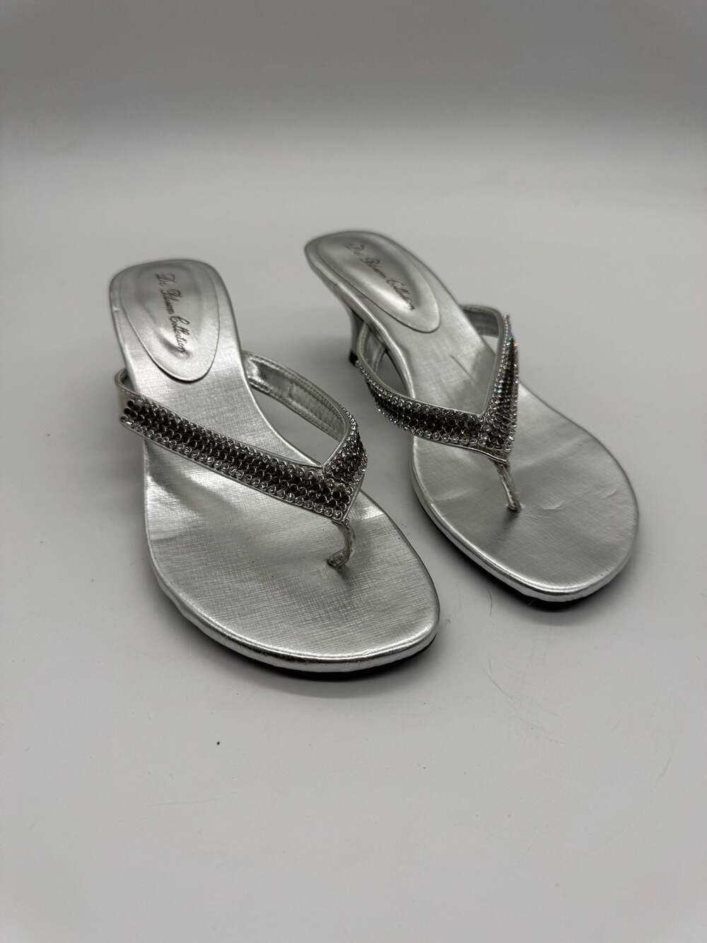 De Blossom Collection Sarita Size 7 Silver Rhinestone Kitten Heel Sandals